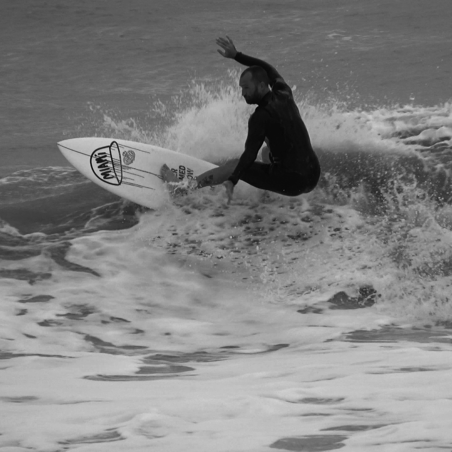 ADVANCED RESEARCH × VÉHICULE SURFBOARD