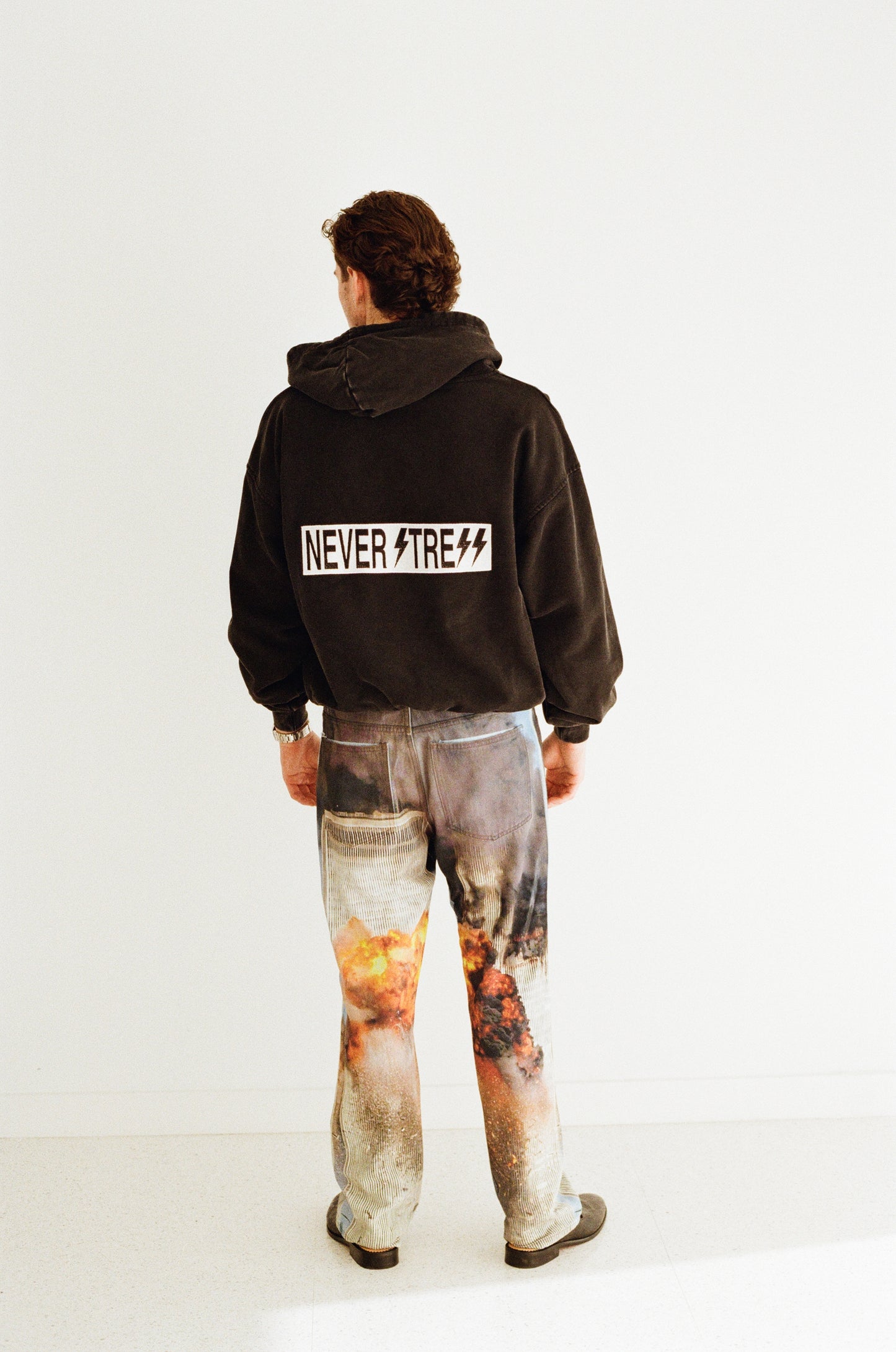 NEVER STRESS EMBROIDERY HOODIE