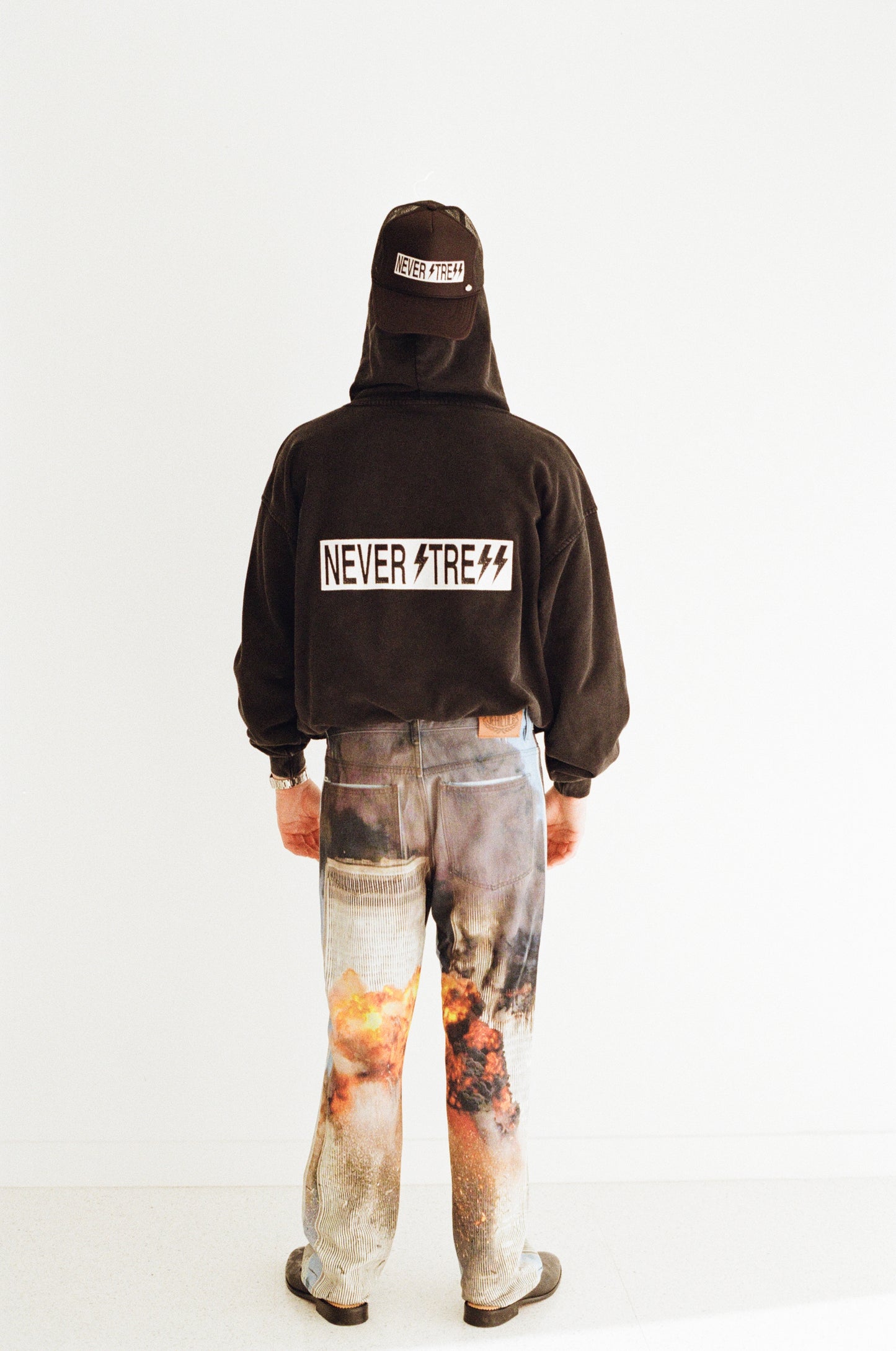 NEVER STRESS EMBROIDERY HOODIE