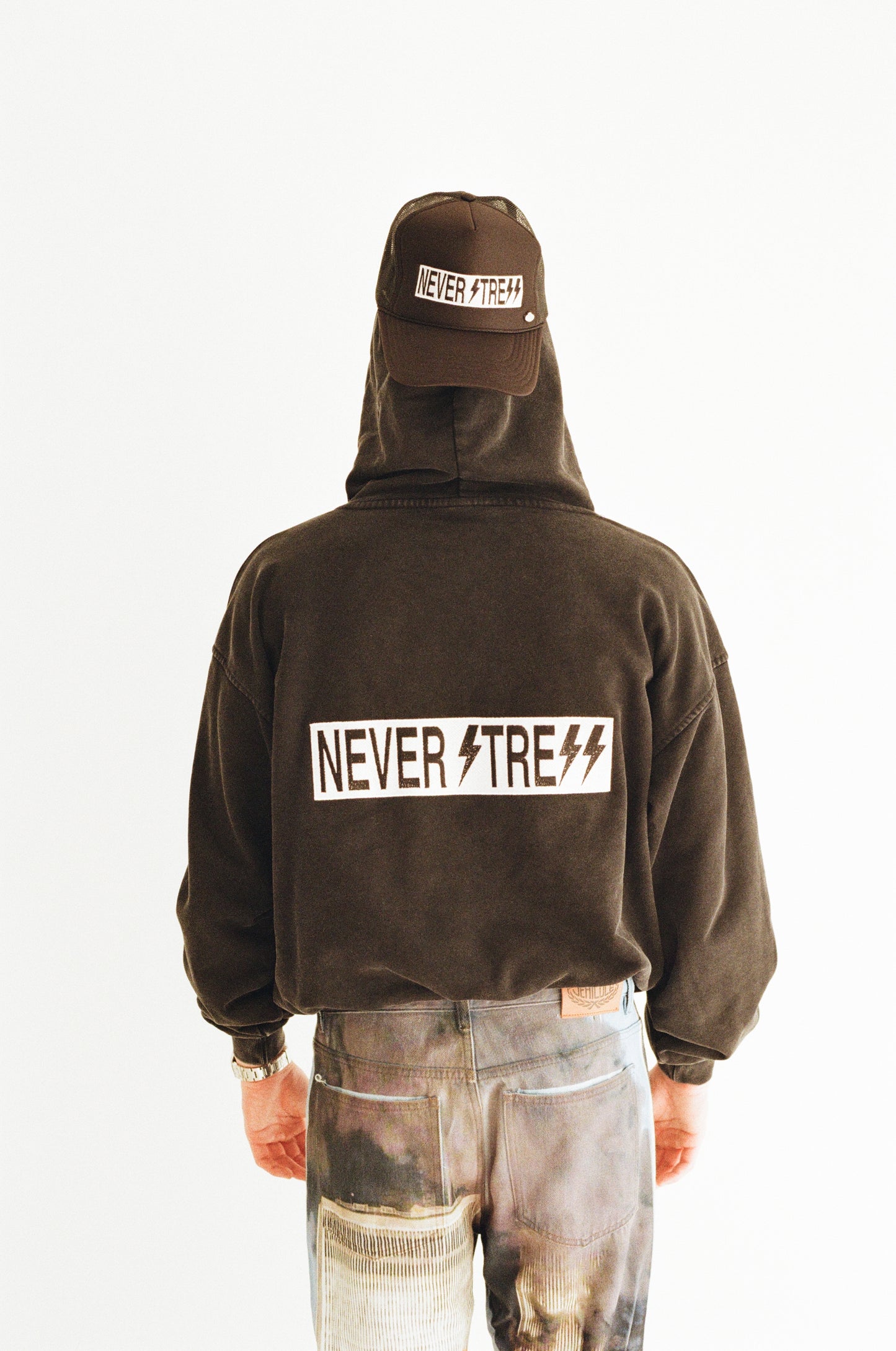 NEVER STRESS EMBROIDERY HOODIE