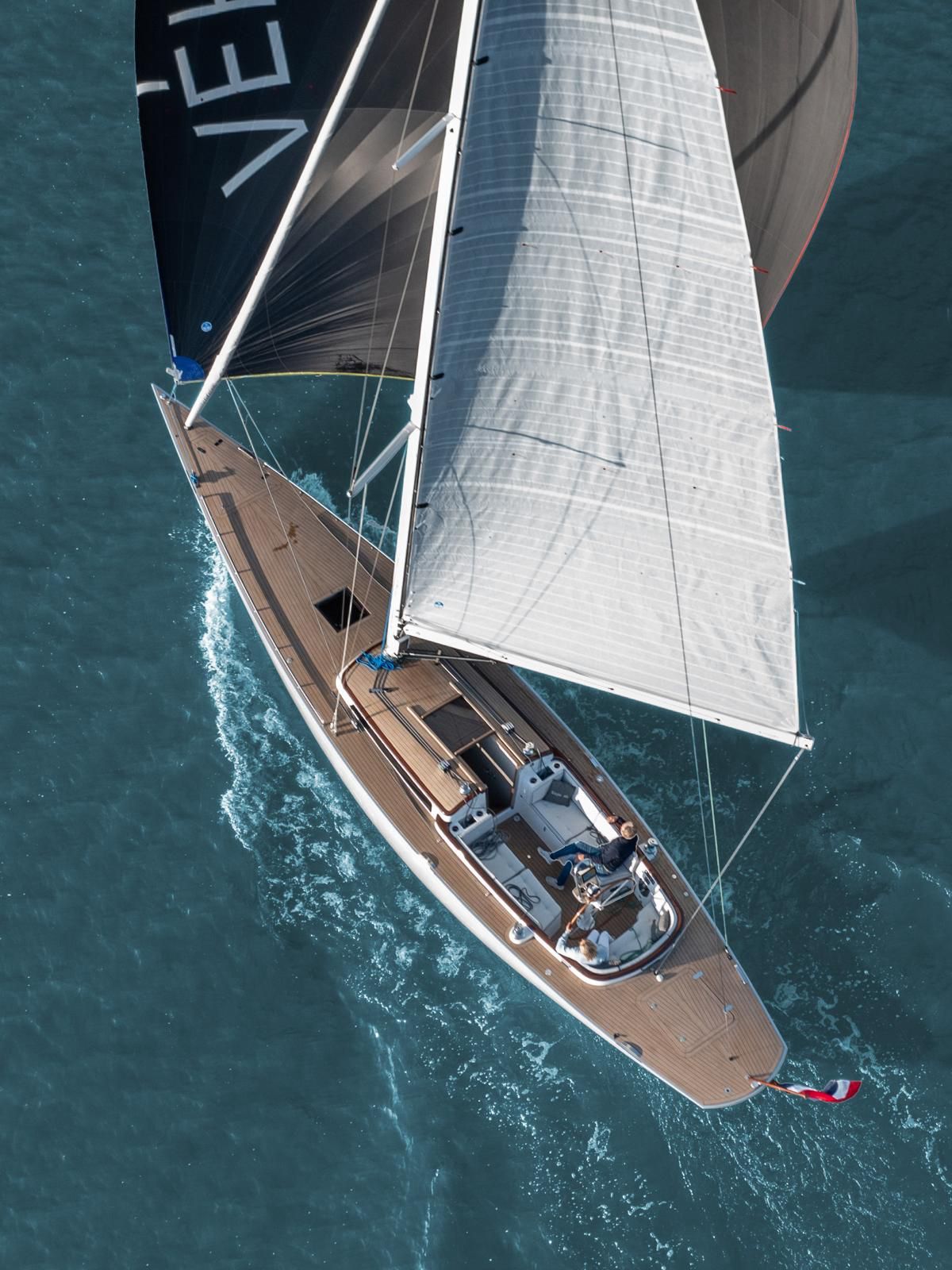 VÉHICULE × LEONARDO YACHTS EAGLE 46