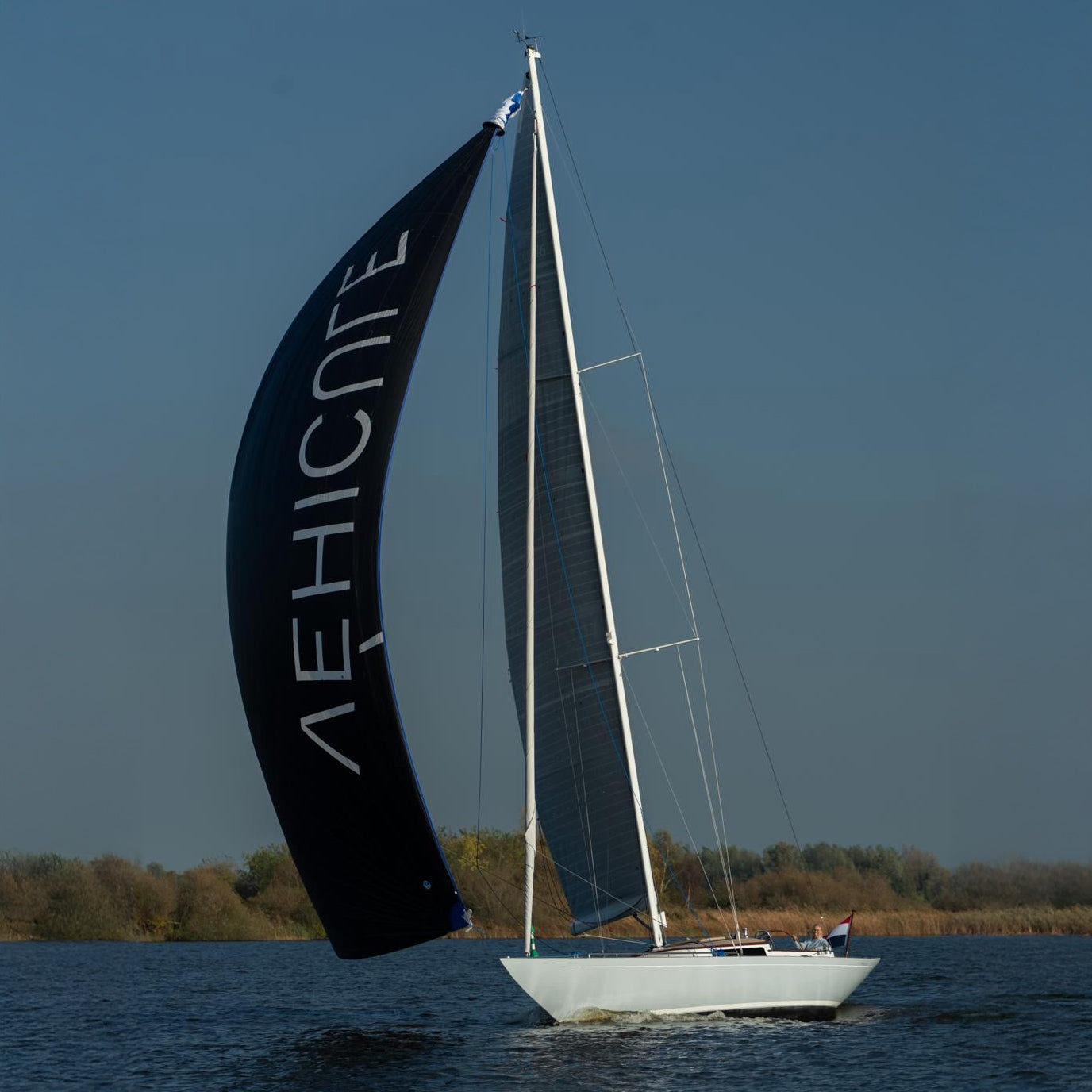 VÉHICULE × LEONARDO YACHTS EAGLE 46